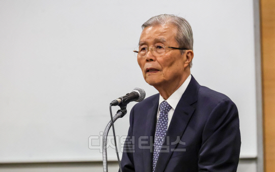 김종인 국민의힘 전 비상대책위원장(대한발전전략연구원 이사장)이 9일 서울 중구 대한상공회의소에서 니어재단 주최로 열린 '현 87년 헌정 체제의 창조적 혁신을 위한 토론회'에서 인사말을 하고 있다. 이슬기기자 9904sul@